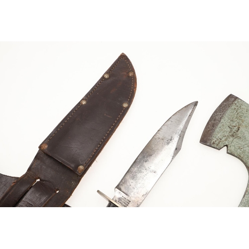 186 - A COMBINED BOWIE KNIFE AND THROWING AXE SET OF A TYPE OFTEN CARRIED BY BRITISH COMMANDOS IN THE SECO... 