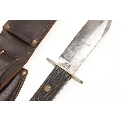 186 - A COMBINED BOWIE KNIFE AND THROWING AXE SET OF A TYPE OFTEN CARRIED BY BRITISH COMMANDOS IN THE SECO... 