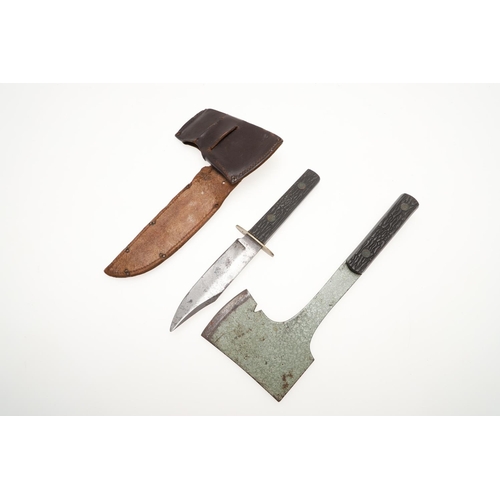 186 - A COMBINED BOWIE KNIFE AND THROWING AXE SET OF A TYPE OFTEN CARRIED BY BRITISH COMMANDOS IN THE SECO... 