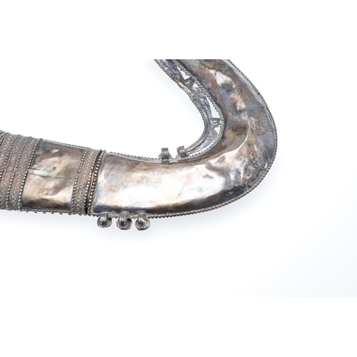 188 - A SAUDI ARABIAN JAMBIYA/KHANJAR TYPE DAGGER AND SHEATH. With a curved 18.5cm double edged pointed bl... 