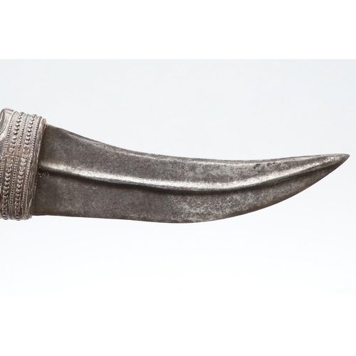 188 - A SAUDI ARABIAN JAMBIYA/KHANJAR TYPE DAGGER AND SHEATH. With a curved 18.5cm double edged pointed bl... 