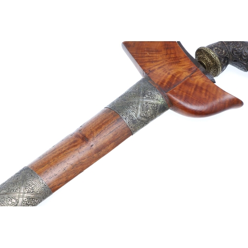 193 - A MALAYSIAN KRIS PATTERN SHORT SWORD AND SCABBARD. With a wavy edged 36cm blade, with a decorative c... 