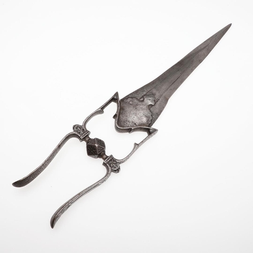 198 - AN UNUSUAL 17TH CENTURY INDIAN KATAR OR PUSH DAGGER. With a heavy duty blade with tapering pointed b... 