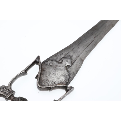 198 - AN UNUSUAL 17TH CENTURY INDIAN KATAR OR PUSH DAGGER. With a heavy duty blade with tapering pointed b... 