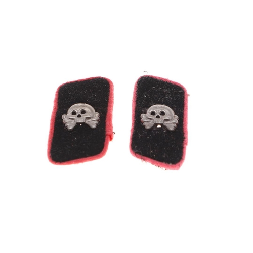 218 - A PAIR OF SECOND WORLD WAR GERMAN PANZER COLLAR PATCHES. A pair of German Army Panzer collar patches... 