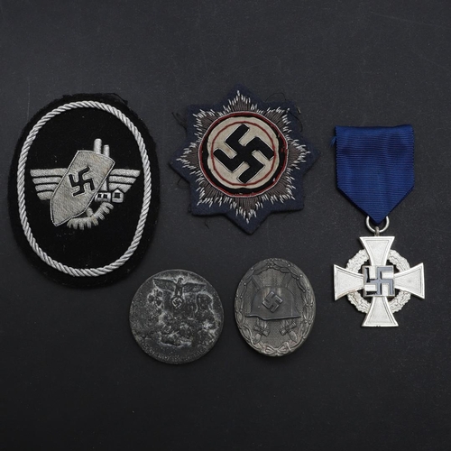 239 - A SECOND WORLD WAR GERMAN WOUND BADGE AND OTHER SIMILAR INSIGNIA. A Wound badge, unmarked, with need... 