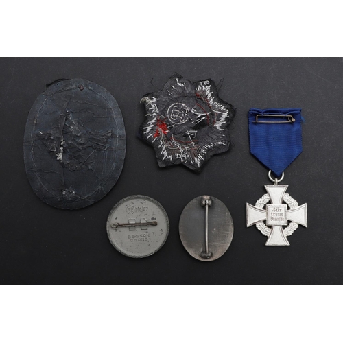 239 - A SECOND WORLD WAR GERMAN WOUND BADGE AND OTHER SIMILAR INSIGNIA. A Wound badge, unmarked, with need... 