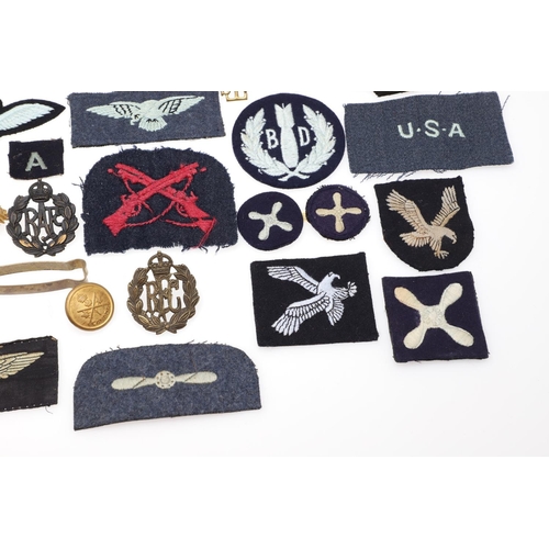 261 - A COLLECTION OF ROYAL FLYING CORPS AND RAF CAP BADGES, PATCHES AND SIMILAR ITEMS. Two Royal Flying C... 