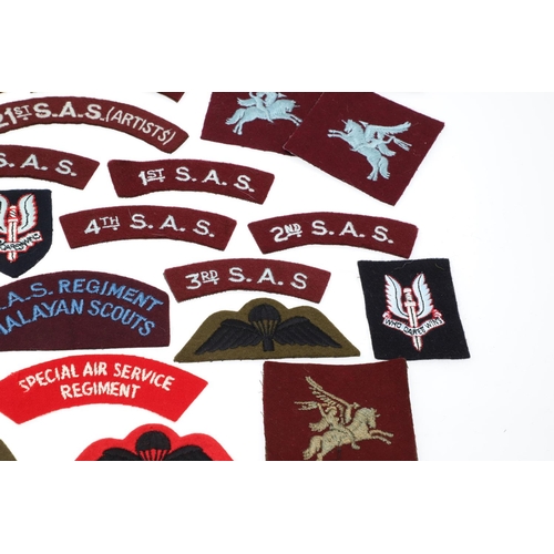 263 - A COLLECTION OF PATCHES AND BADGES FOR AIRBORNE AND SPECIAL FORCES. A mixed collection of patches to... 