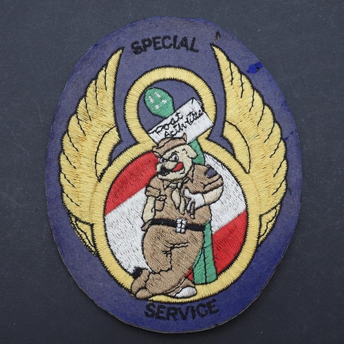 467a - A RARE SECOND WORLD WAR AMERICAN 8TH AIR FORCE SPECIAL SERVICE JACKET PATCH. A large oval patch with... 