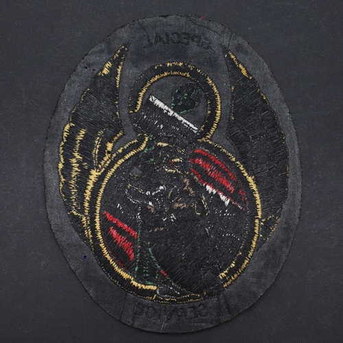 467a - A RARE SECOND WORLD WAR AMERICAN 8TH AIR FORCE SPECIAL SERVICE JACKET PATCH. A large oval patch with... 