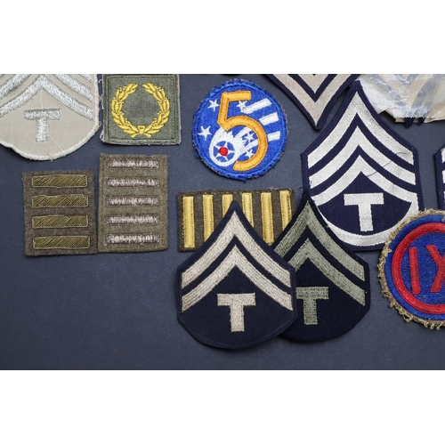 277 - A COLLECTION OF SECOND WORLD WAR AND LATER AMERICAN FABRIC UNIT PATCHES AND RANK PATCHES. Patches fo... 