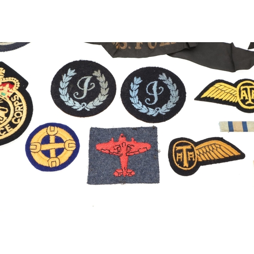 279 - A COLLECTION OF FLEET AIR ARM, ROYAL OBSERVER CORPS AND OTHER BADGES AND INSIGNIA. A mixed collectio... 