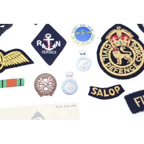 279 - A COLLECTION OF FLEET AIR ARM, ROYAL OBSERVER CORPS AND OTHER BADGES AND INSIGNIA. A mixed collectio... 