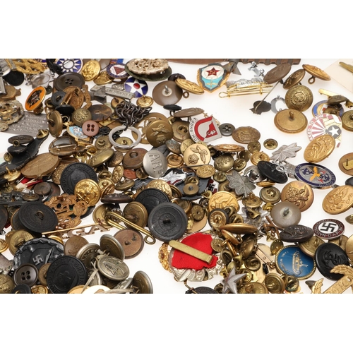 280 - A LARGE COLLECTION OF ASSORTED MILITARY BUTTONS, BADGES, RIBBONS AND OTHER ITEMS. A large collection... 