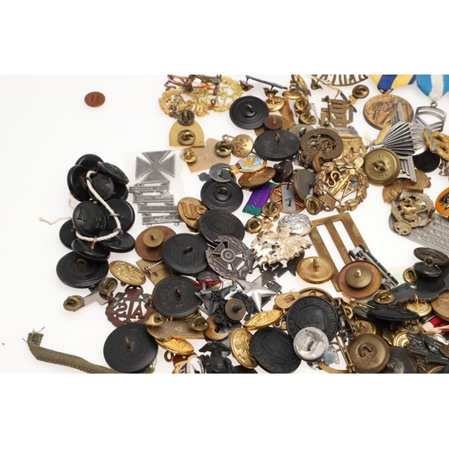 280 - A LARGE COLLECTION OF ASSORTED MILITARY BUTTONS, BADGES, RIBBONS AND OTHER ITEMS. A large collection... 