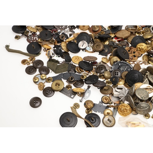 280 - A LARGE COLLECTION OF ASSORTED MILITARY BUTTONS, BADGES, RIBBONS AND OTHER ITEMS. A large collection... 