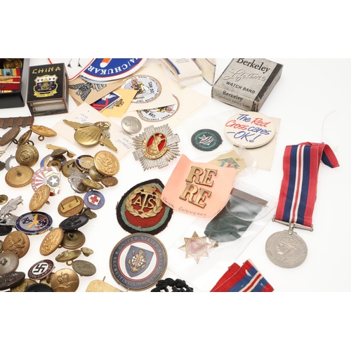 280 - A LARGE COLLECTION OF ASSORTED MILITARY BUTTONS, BADGES, RIBBONS AND OTHER ITEMS. A large collection... 