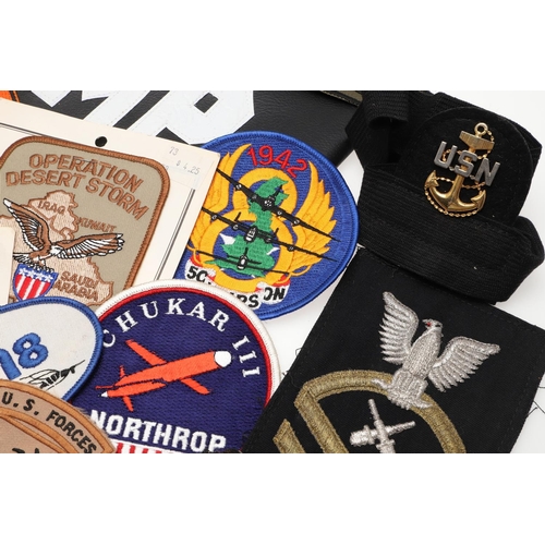 282 - A COLLECTION OF CLOTH PATCHES AND MILITARY INSIGNIA TO INCLUDE RECENT AMERICAN PATCHES. A large coll... 