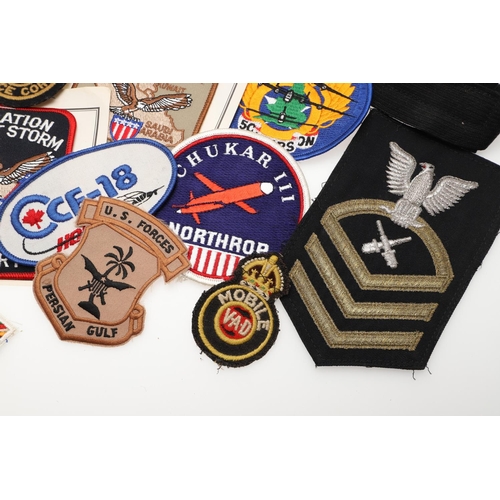 282 - A COLLECTION OF CLOTH PATCHES AND MILITARY INSIGNIA TO INCLUDE RECENT AMERICAN PATCHES. A large coll... 