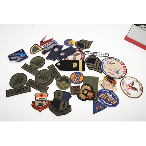 282 - A COLLECTION OF CLOTH PATCHES AND MILITARY INSIGNIA TO INCLUDE RECENT AMERICAN PATCHES. A large coll... 