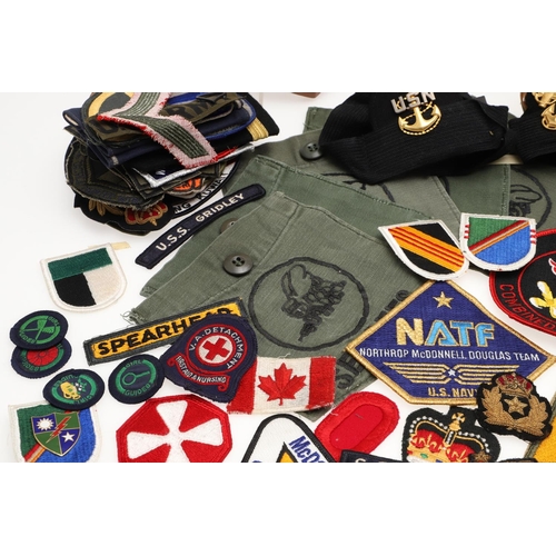 282 - A COLLECTION OF CLOTH PATCHES AND MILITARY INSIGNIA TO INCLUDE RECENT AMERICAN PATCHES. A large coll... 