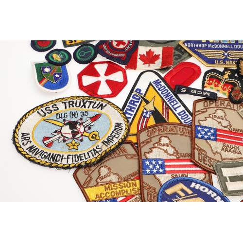 282 - A COLLECTION OF CLOTH PATCHES AND MILITARY INSIGNIA TO INCLUDE RECENT AMERICAN PATCHES. A large coll... 