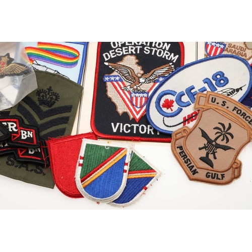 282 - A COLLECTION OF CLOTH PATCHES AND MILITARY INSIGNIA TO INCLUDE RECENT AMERICAN PATCHES. A large coll... 