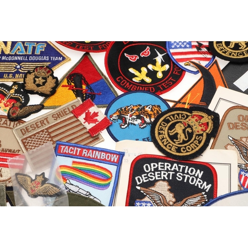 282 - A COLLECTION OF CLOTH PATCHES AND MILITARY INSIGNIA TO INCLUDE RECENT AMERICAN PATCHES. A large coll... 