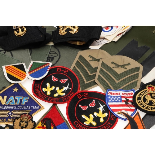 282 - A COLLECTION OF CLOTH PATCHES AND MILITARY INSIGNIA TO INCLUDE RECENT AMERICAN PATCHES. A large coll... 