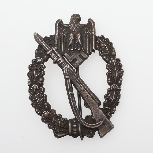 286 - A GERMAN ARMY INFANTRY ASSAULT BADGE IN SILVER. An Infantry assault badge in silver with a rifle wit... 