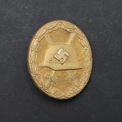 316 - A GERMAN GOLD WOUND BADGE. A good quality late war gold type wound badge with the hinge and hook cas... 