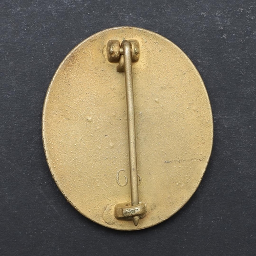 316 - A GERMAN GOLD WOUND BADGE. A good quality late war gold type wound badge with the hinge and hook cas... 