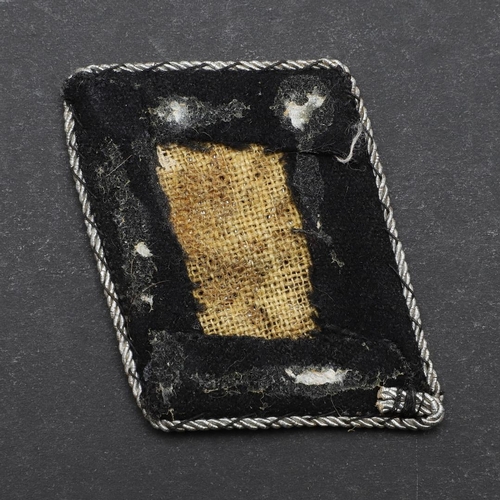 324 - A SECOND WORLD WAR GERMAN WAFFEN-SS OFFICER's  COLLARPATCH. A Waffen-SS Officer's  'Totenkopf' colla... 