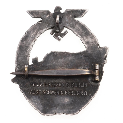 334 - A KRIEGSMARINE 2ND TYPE E-BOAT BADGE AND A LUSITANIA MEDAL. A 2nd type E boat badge with torpedo boa... 