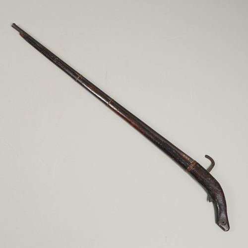34 - A 19TH CENTURY JAPANESE TANEGASHIMA MATCHLOCK LONG GUN. With a 106cm barrel tapering from octagonal ... 