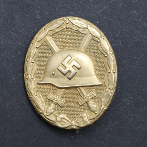 341 - A SECOND WORLD WAR GERMAN 1939 GOLD WOUND BADGE. Early war type with an unusual vertical flattened p... 