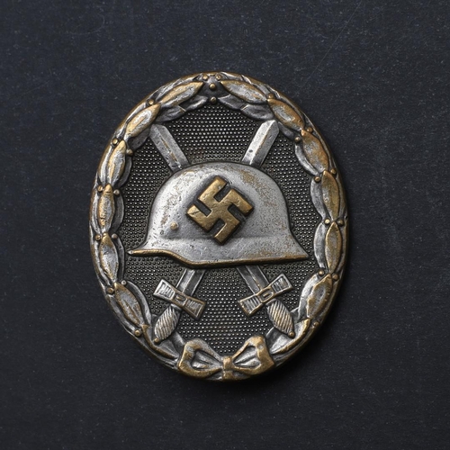 348 - A SECOND WORLD WAR GERMAN WOUND BADGE. A 's ilver' wound badge, apparently unmarked with vertical ne... 