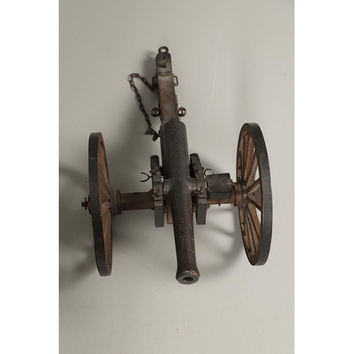 37 - A FINE 19TH CENTURY MODEL OF A NAPOLEONIC FIELD CANNON. With a 38.5cm cannon barrel with flared muzz... 