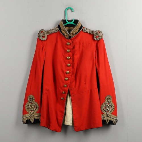 401 - AN EARLY 20TH CENTURY ROYAL ENGINEERS SCARLET TUNIC. An early 20th Century Royal Engineers Scarlet t... 