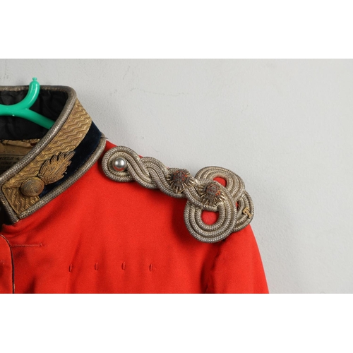 401 - AN EARLY 20TH CENTURY ROYAL ENGINEERS SCARLET TUNIC. An early 20th Century Royal Engineers Scarlet t... 