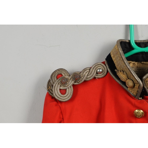 401 - AN EARLY 20TH CENTURY ROYAL ENGINEERS SCARLET TUNIC. An early 20th Century Royal Engineers Scarlet t... 