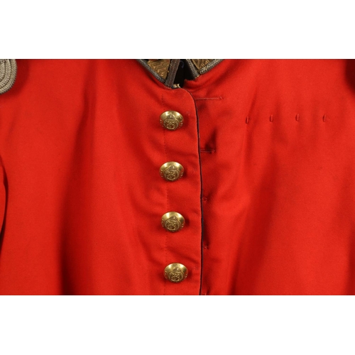 401 - AN EARLY 20TH CENTURY ROYAL ENGINEERS SCARLET TUNIC. An early 20th Century Royal Engineers Scarlet t... 