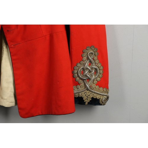 401 - AN EARLY 20TH CENTURY ROYAL ENGINEERS SCARLET TUNIC. An early 20th Century Royal Engineers Scarlet t... 