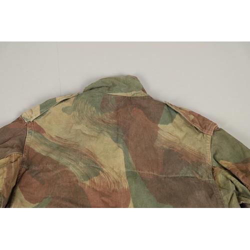 414 - A SECOND WORLD WAR PERIOD DENNISON SMOCK. A Dennison half zip smock with four pocket front and butto... 