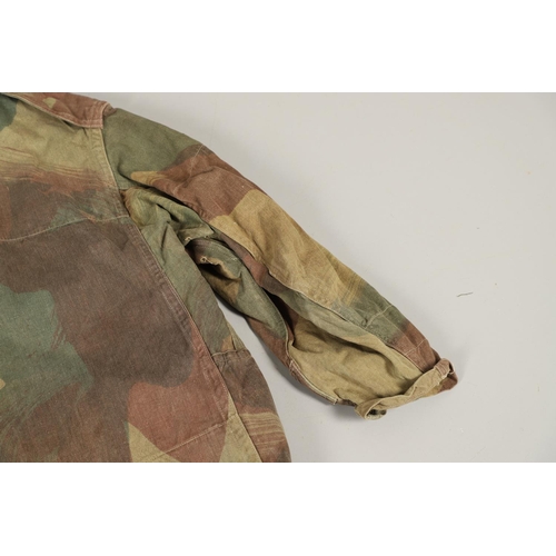 414 - A SECOND WORLD WAR PERIOD DENNISON SMOCK. A Dennison half zip smock with four pocket front and butto... 