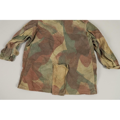 414 - A SECOND WORLD WAR PERIOD DENNISON SMOCK. A Dennison half zip smock with four pocket front and butto... 