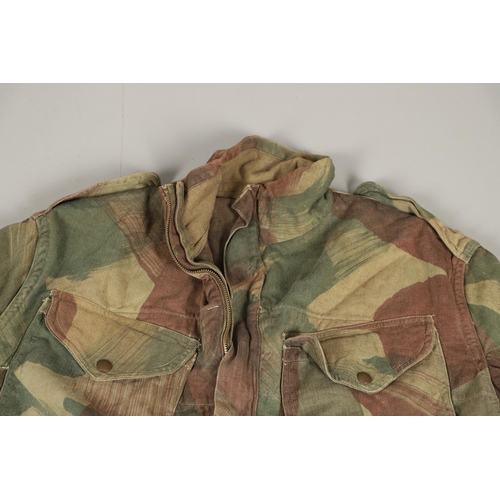 414 - A SECOND WORLD WAR PERIOD DENNISON SMOCK. A Dennison half zip smock with four pocket front and butto... 