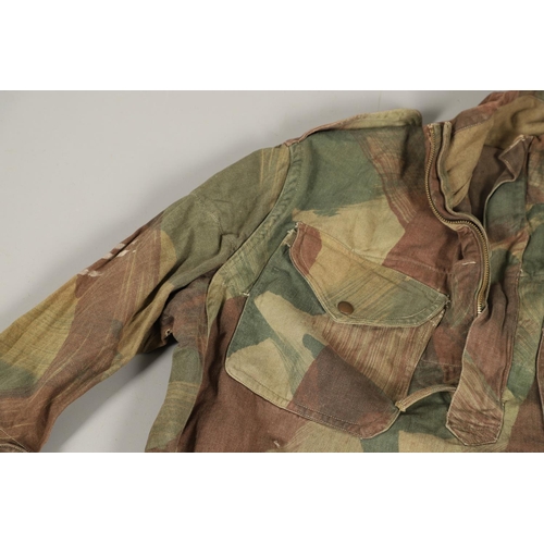 414 - A SECOND WORLD WAR PERIOD DENNISON SMOCK. A Dennison half zip smock with four pocket front and butto... 