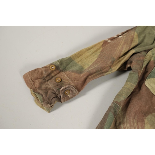 414 - A SECOND WORLD WAR PERIOD DENNISON SMOCK. A Dennison half zip smock with four pocket front and butto... 